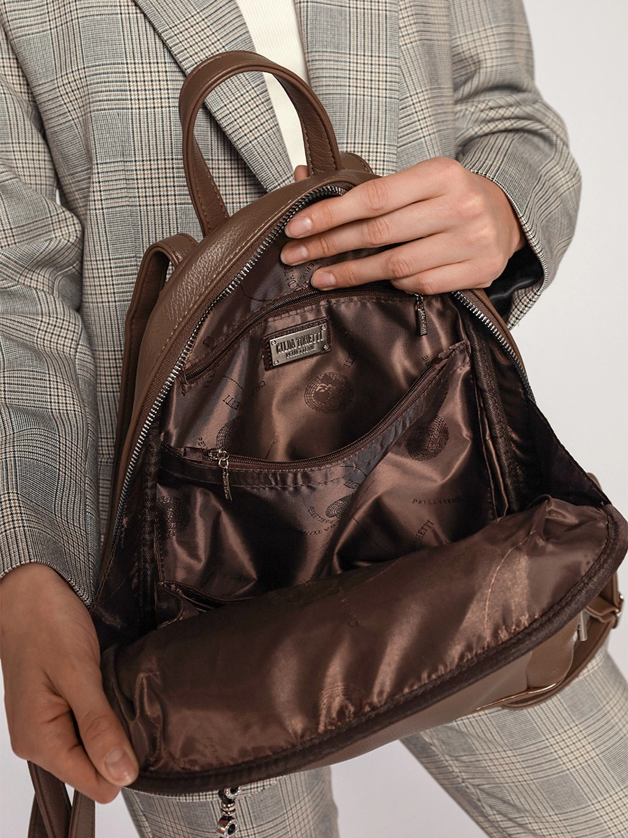 Рюкзак коричневого цвета с декоративным брелоком